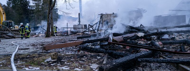 Nach dem Feuer qualmt es noch vielerorts. - Foto: Pia Bayer/dpa