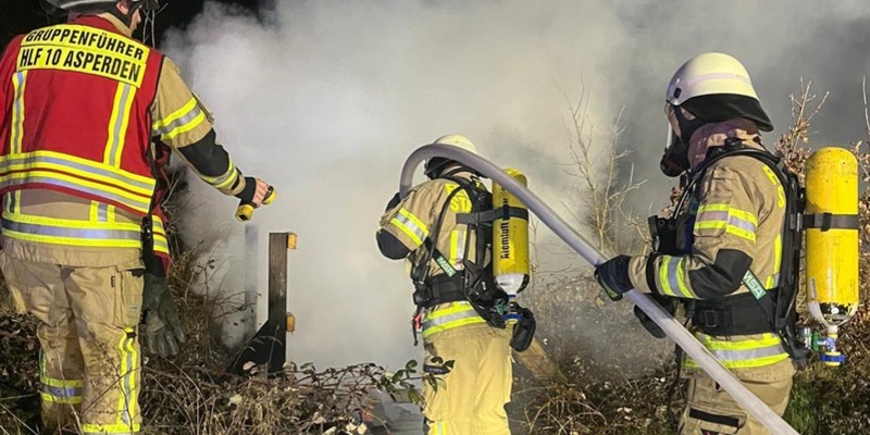 Feuerwehr Goch: Holzbrücke in Flammen - Foto: presseportal.de