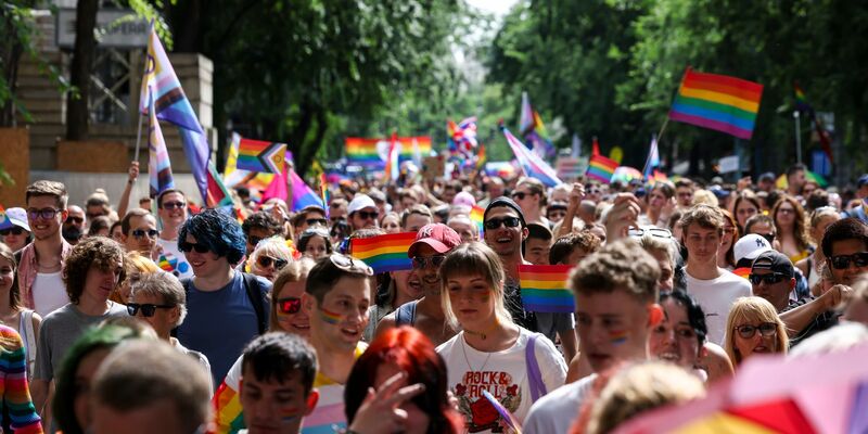 Die bisher alljährlichen Pride-Paraden, bei der für die Anerkennung nicht heterosexueller Lebensformen demonstriert wird, dürften in Ungarn bald der Vergangenheit angehören. Die rechtspopulistische Regierung will sie verbieten. (Archivbild) - Foto: Robert Hegedus/MTI/dpa