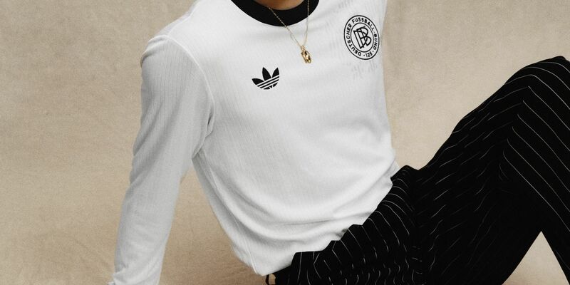 Florian Wirtz posiert mit dem DFB-Retro-Trikot.  - Foto: Adidas/DFB/dpa