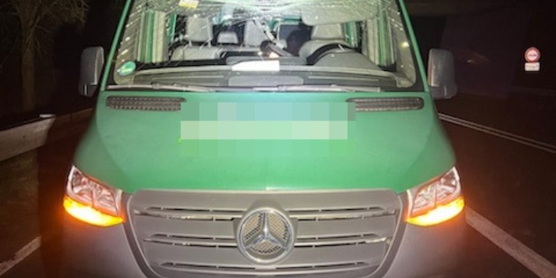 POL-HM: Unbekannter wirft Stein von Brücke auf fahrenden Transporter - Polizei ermittelt wegen versuchtem Tötungsdelikt - Foto: presseportal.de