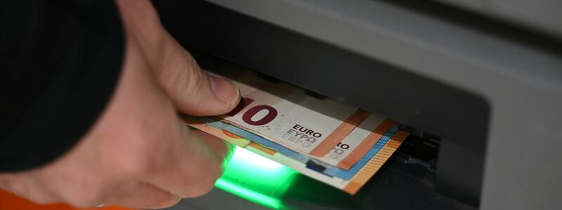 Die Banken haben die Zahl der Geldautomaten in Deutschland deutlich verringert. - Foto: Elisa Schu/dpa