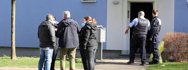 Im Hausflur vor seiner Wohnungstür soll der mutmaßliche Messerangreifer von der Polizei erschossen worden sein. - Foto: Justin Brosch/dpa