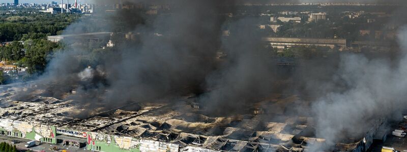 Im Mai 2024 stand ein Einkaufszentrum in Warschau in Flammen. Litauische Ermittler sehen jetzt Verbindungen zwischen festgenommenen Tatverdächtigen und Brandanschlägen in Polen. (Archivbild) - Foto: Leszek Szymanski/PAP/dpa