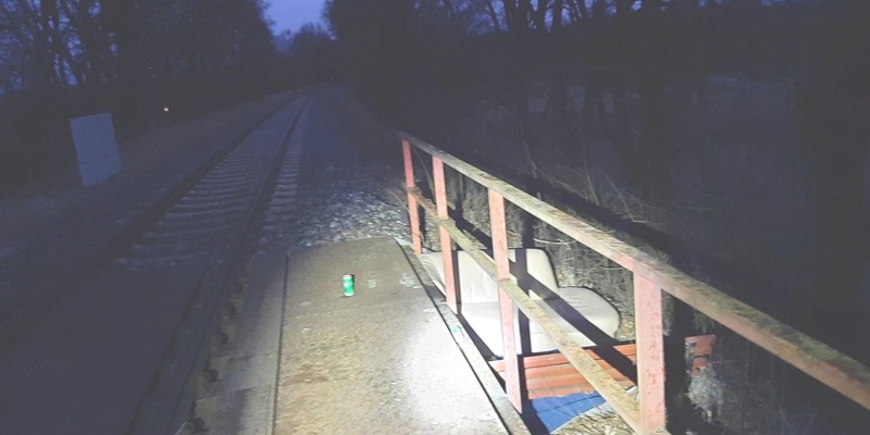 BPOL-HB: Lebensgefahr: Jugendliche bauen Sitzecke am Gleis - Foto: presseportal.de