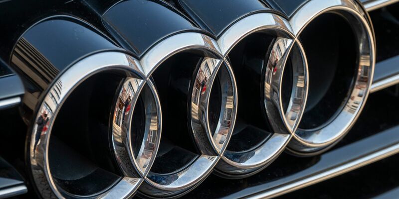 Audi-Logo: Der Autobauer streicht Tausende Jobs. (Symbolbild) - Foto: Peter Kneffel/dpa