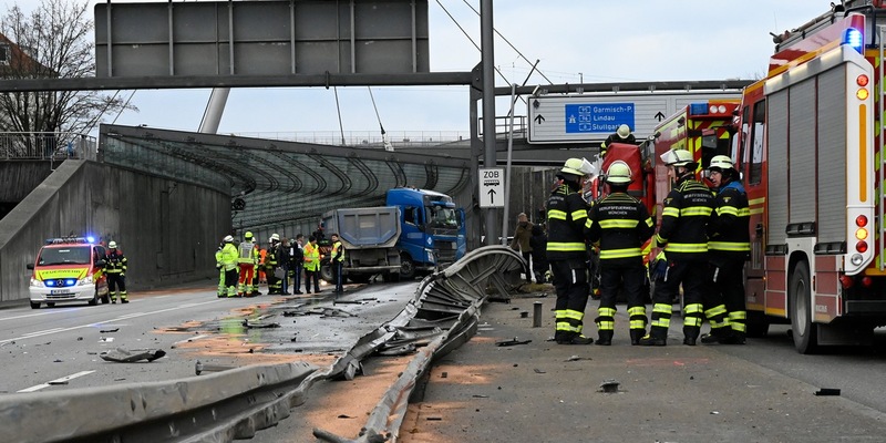 FW-M: Lkw durchbricht Mittelleitplanke (Milbertshofen) - Foto: presseportal.de