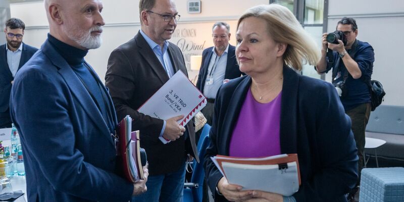 Tagelang haben Gewerkschaften und Arbeitgeber verhandelt - und sich nicht geeinigt.  - Foto: Christophe Gateau/dpa