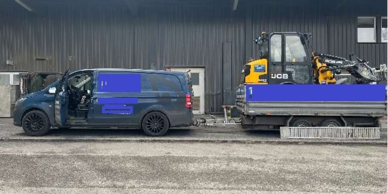 POL-CUX: Kontrolle eines Transporter-Anhänger-Gespanns auf der BAB - Fahrzeugführer wiederholt unbelehrbar (Foto im Anhang) - Foto: presseportal.de