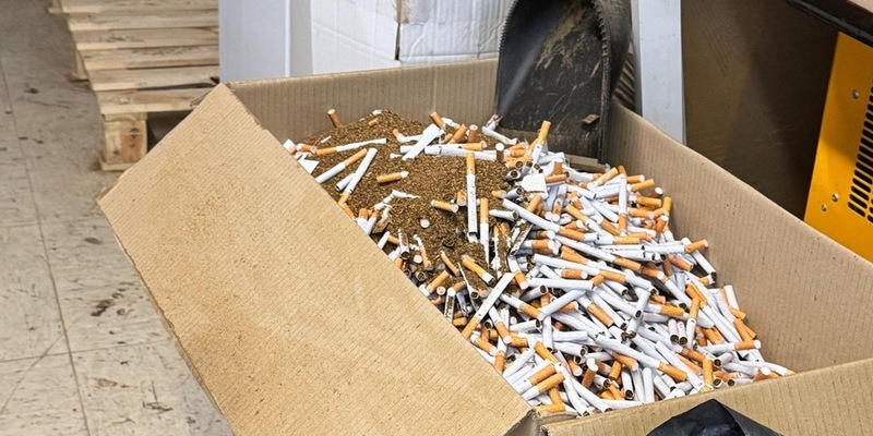 ZOLL-E: Staatsanwaltschaft Düsseldorf und Zollfahndung Essen durchsuchen industrielle Zigarettenproduktion - Foto: presseportal.de