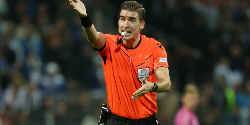 Der Franzose Letexier pfeift das Viertelfinal-Hinspiel der DFB-Elf in Italien.  - Foto: Christian Charisius/dpa