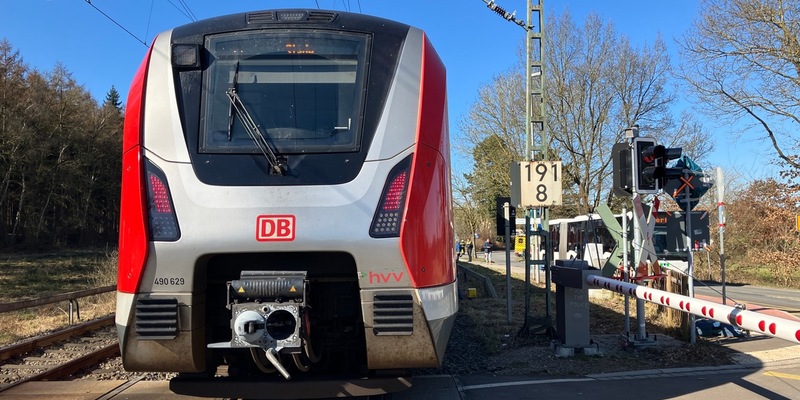 POL-STD: 22-jähriger Fahrer eines E-Scooter von S-Bahn erfasst und lebensgefährlich verletzt - Foto: presseportal.de