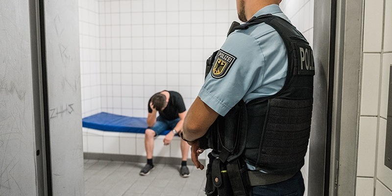 Bundespolizeidirektion München: Eltern unter Drogeneinfluss: Bundespolizisten verhaften Vater - Jugendamt nimmt Baby in Obhut - Foto: presseportal.de