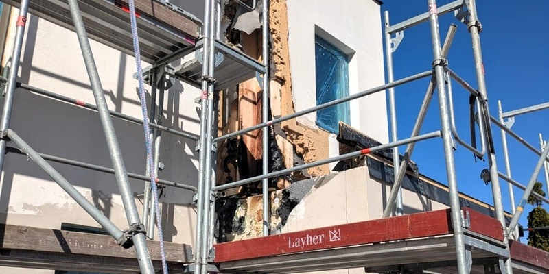 FW-E: Fassadenbrand in Essen - Brandausbreitung konnte verhindert werden - Foto: presseportal.de