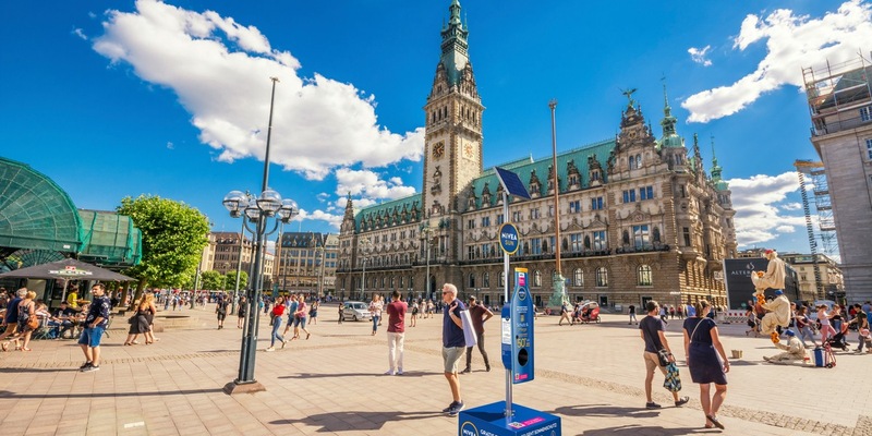 Happy moments in the sun / Dank der Nivea Sun Sonnenmilch-Spender - Foto: presseportal.de