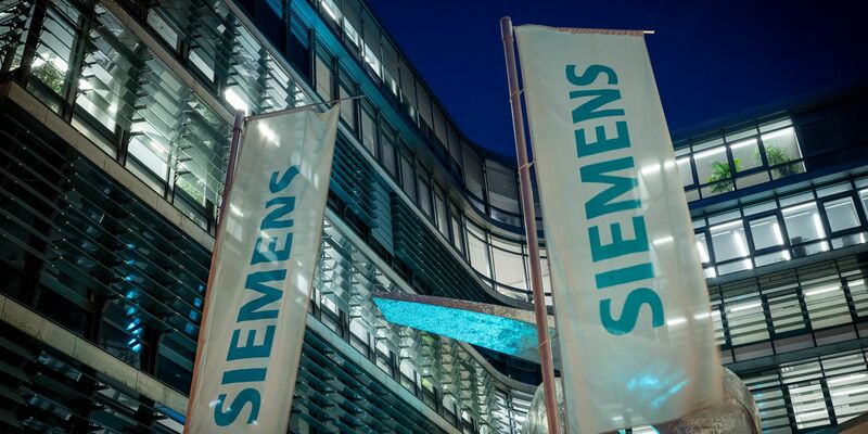 Auch Siemens baut Jobs ab.   - Foto: Peter Kneffel/dpa