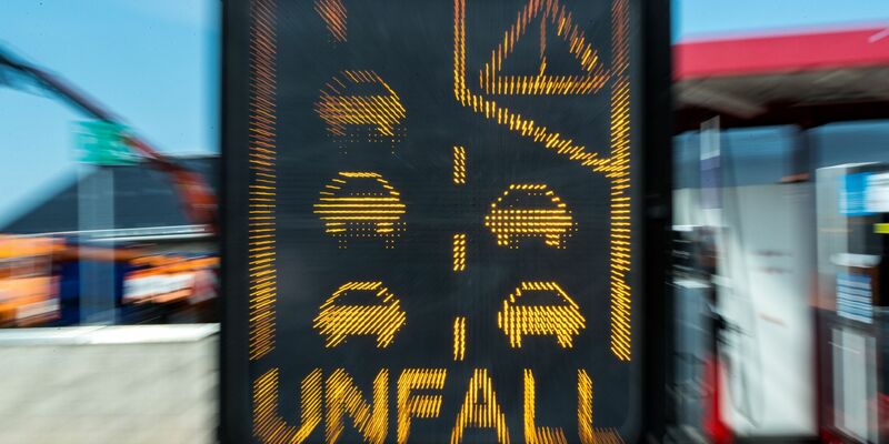 Auf Landstraßen gibt es nach wie vor die meisten Unfälle. (Symbolbild) - Foto: Jens Büttner/dpa