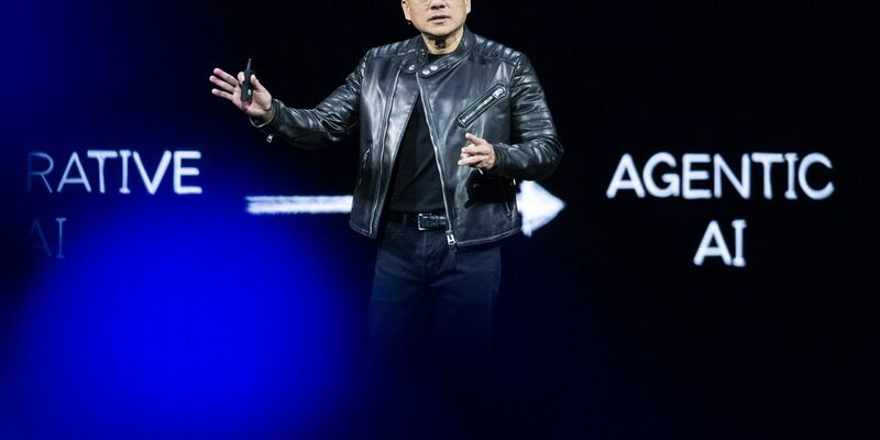 Nvidia-Chef Jensen Huang schwört die Welt auf ein KI-Zeitalter ein - für das seine Firma die Chips liefern will. - Foto: Nic Coury/FR171100 AP/AP/dpa