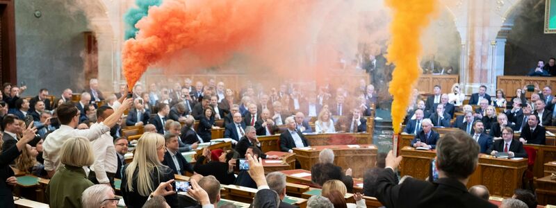 Begleitet von Rauchbomben, die Abgeordnete der Oppositionspartei Momentum im Plenarsaal entfachten, hat Ungarns Parlament ein Verbot der alljährlichen Pride-Paraden beschlossen, bei denen Menschen für die Rechte nicht heterosexueller Lebensformen demonstrieren. - Foto: Boglarka Bodnar/MTI/AP/dpa