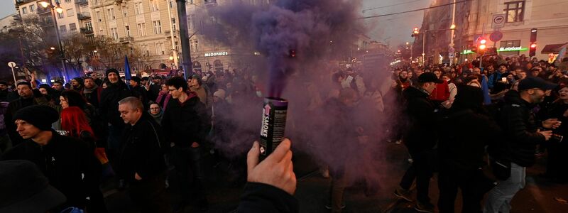 Zahlreiche Ungarn demonstrierten in Budapest gegen das kurz davor vom Parlament beschlossene Verbot der Pride-Paraden, bei denen bisher Menschen für nicht heterosexuelle Lebensformen eintraten. - Foto: Zsolt Szigetvary/MTI/AP/dpa