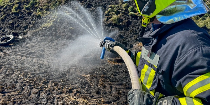 FW Flotwedel: Böschungsbrand am Kinderspielplatz - Feuerwehr verhindert weitere Ausbreitung - Foto: presseportal.de