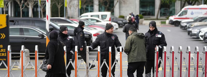 Protest gegen die Festnahme in Istanbul. - Foto: Francisco Seco/AP/dpa