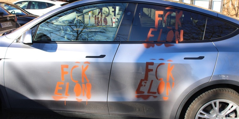 POL-VIE: Mehrere Teslas mit Graffiti beschmiert - Haben Sie Hinweise? - Foto: presseportal.de