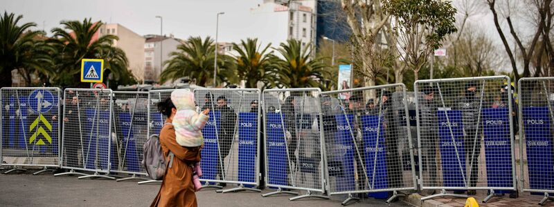 Straßensperrungen und Demo-Verbot nach Imamoglus Festnahme. - Foto: Emrah Gurel/AP/dpa