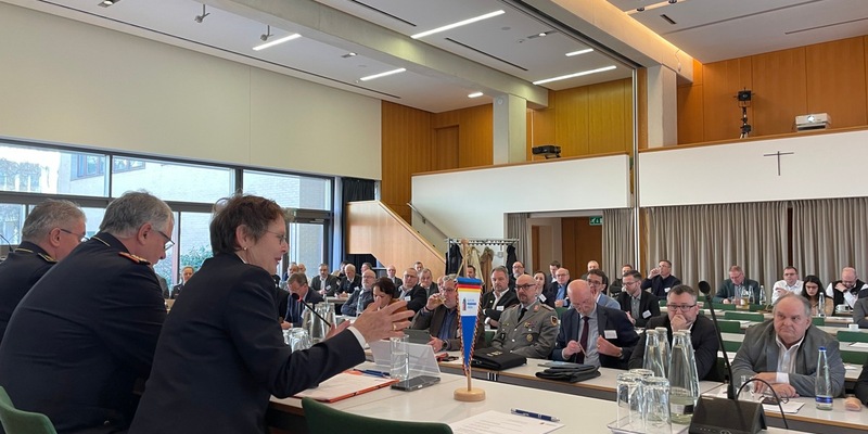 Große Herausforderungen für Feuerwehren analysiert / DFV-Beirat und Förderkreis tagen in Berlin / Wie gut könnte Deutschland reagieren? - Foto: presseportal.de