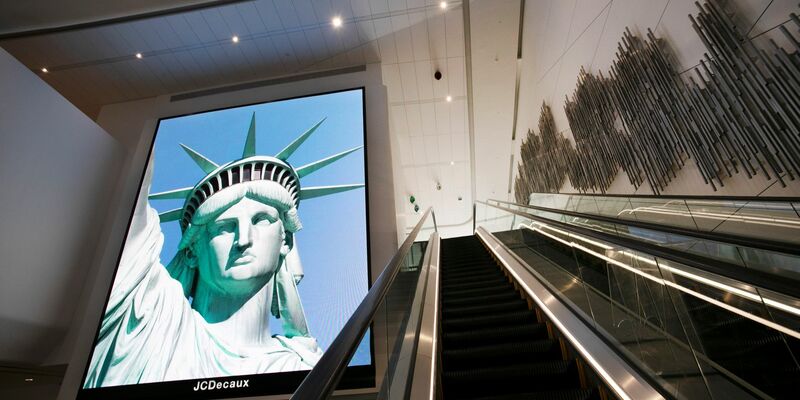 Die Bundesregierung hat die Reisehinweise zu den USA ergänzt. (Archivbild) - Foto: Mark Lennihan/AP/dpa