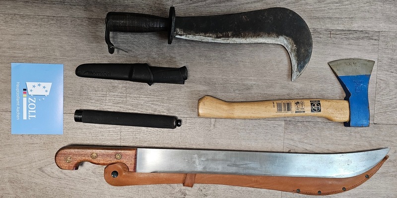HZA-AC: Mit Machete und Drogen im Auto unterwegs - Aachener Zoll stoppt 32-Jährigen / Ein 32-jähriger Mann war mit einer griffbereiten Machete unterwegs. In seiner Unterhose hatte er Drogen. - Foto: presseportal.de