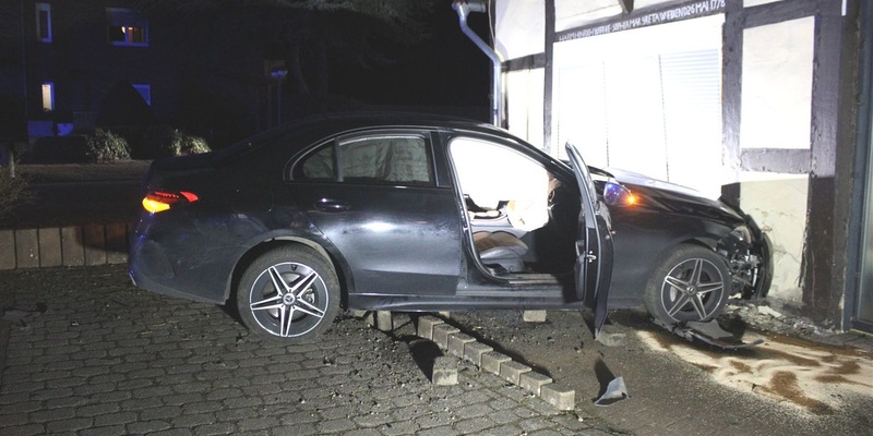 POL-MI: Auto kracht in Hauswand - Foto: presseportal.de
