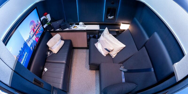 Eine First-Class «Allegris»-Kabine der Lufthansa. Die Sofasitze rechts im Bild lassen sich in ein Doppelbett umwandeln. (Foto: Archiv) - Foto: Peter Kneffel/dpa