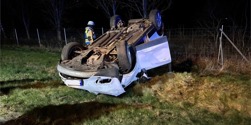 FW-SE: Auto überschlägt sich auf A7 bei Großenaspe - Foto: presseportal.de