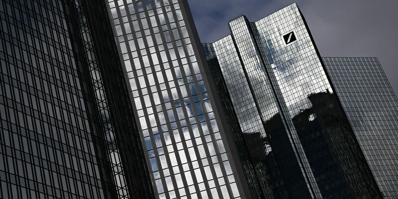 Die Deutsche Bank schließt wie angekündigt Filialen und streicht 2000 Jobs (Archivbild) - Foto: Arne Dedert/dpa