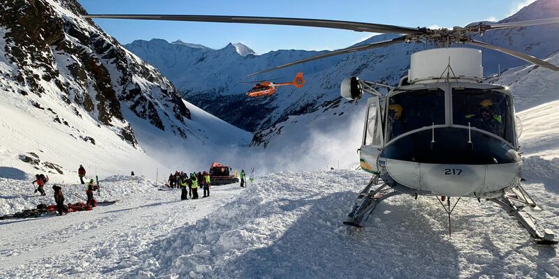 Ein Hubschrauber beim Einsatz in den Südtiroler Alpen. (Symbolbild) - Foto: Uncredited/ANSA/AP/dpa