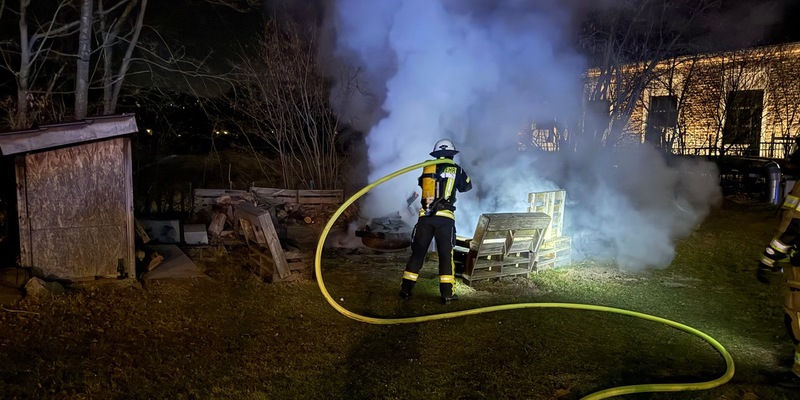 FW Menden: Brand auf Grillplatz schnell gelöscht - Foto: presseportal.de