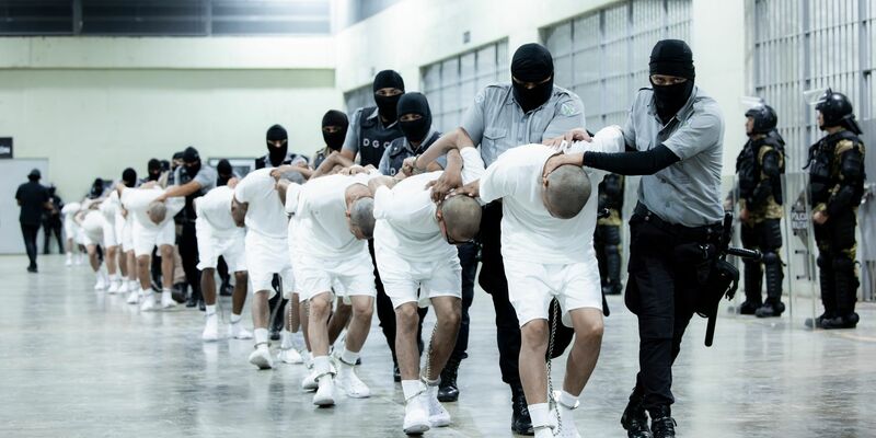 Bürgerrechtler bezweifeln, dass es sich bei allen Abgeschobenen wirklich um Bandenkriminelle handelt. - Foto: Uncredited/El Salvador presidential press office via AP/dpa