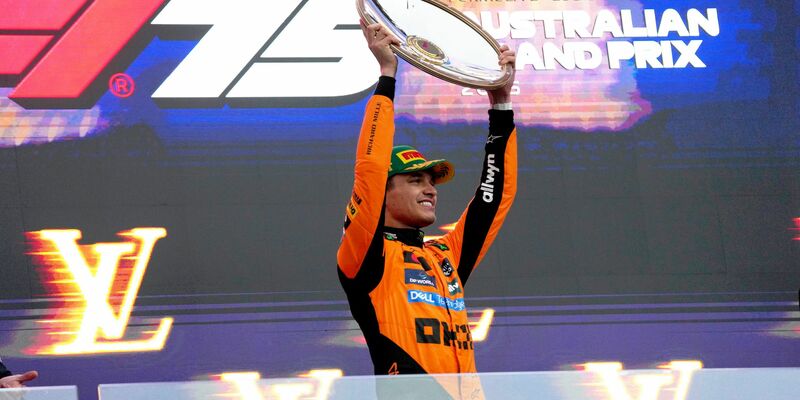 Lando Norris gewann das erste Saisonrennen vor Max Verstappen. - Foto: Hasan Bratic/dpa