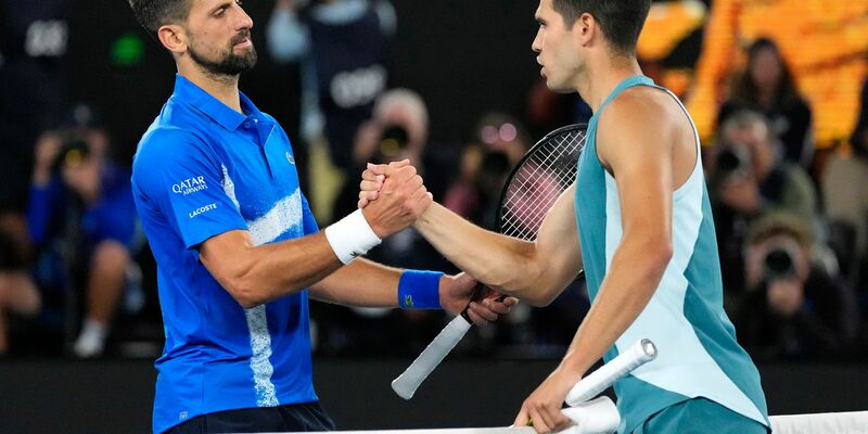 Carlos Alcaraz (r.) unterstützt die Klage der Spielergewerkschaft um Novak Djokovic nicht. - Foto: Vincent Thian/AP/dpa