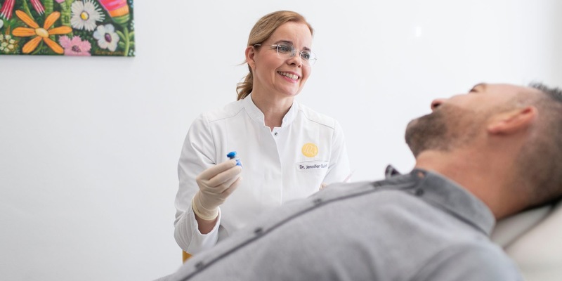 Hyperpigmentierung im Gesicht behandeln: Dr. Jennifer Quist und Prof. Dr. Dr. Sven Quist von der Dermatologie Quist verraten die besten Methoden und Wirkstoffe - Foto: presseportal.de