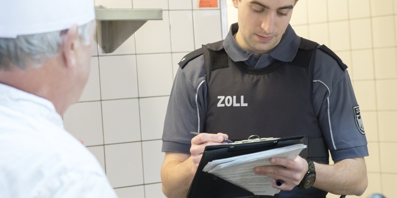 HZA-LA: Bundesweite Schwerpunktprüfung des Zolls Landshuter Zöllnerinnen und Zöllner kontrollieren Mindestlohn - Foto: presseportal.de