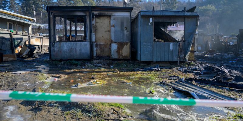 Ein Brand zerstörte in der Nacht mehrere containerartige Behausungen in einer slowakischen Armensiedlung. - Foto: Veronika Mihaliková/TASR/dpa