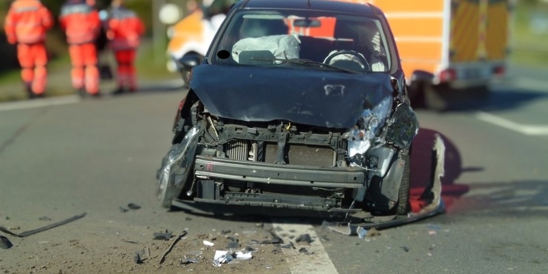 POL-MI: Kollision von LKW und PKW - Foto: presseportal.de