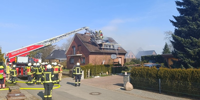 POL-STD: Dachstuhlbrand in Nindorf - Großalarm für die Feuerwehren in der Samtgemeinde Apensen, Unfall im Rüstjer Forst - Polizei sucht Zeugen - Foto: presseportal.de
