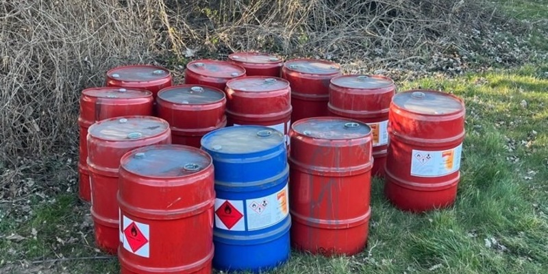 POL-EU: Gefährliche Abfälle im Feld entsorgt - Foto: presseportal.de