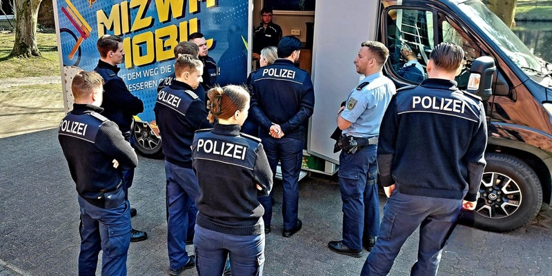 BPOL-AKAD: Jüdisches Leben zu Gast an der Bundespolizeiakademie: Studierende besuchen mobile Synagoge - Foto: presseportal.de