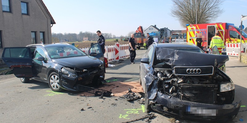 FF Bad Salzuflen: Ein Mensch bei schwerem Unfall auf Schötmarscher Straße verletzt / Straße für rund eine Stunde gesperrt - Foto: presseportal.de