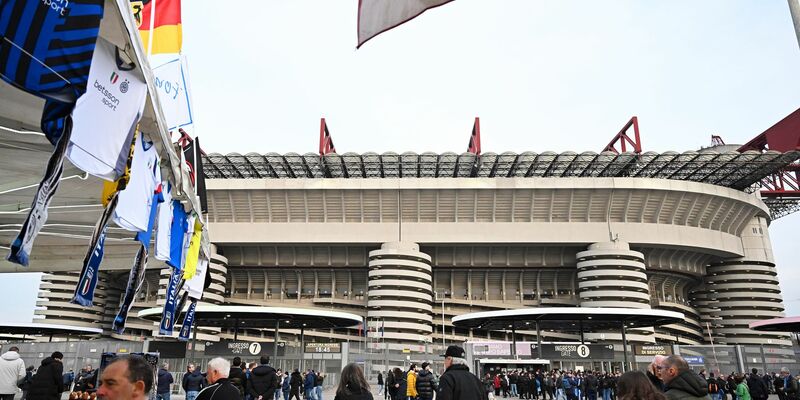 Fans auf dem Weg ins Giuseppe-Meazza-Stadion. - Foto: Federico Gambarini/dpa