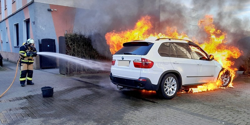 FW-E: PKW-Brand sorgt für Rauchsäule über Altenessen - Foto: presseportal.de